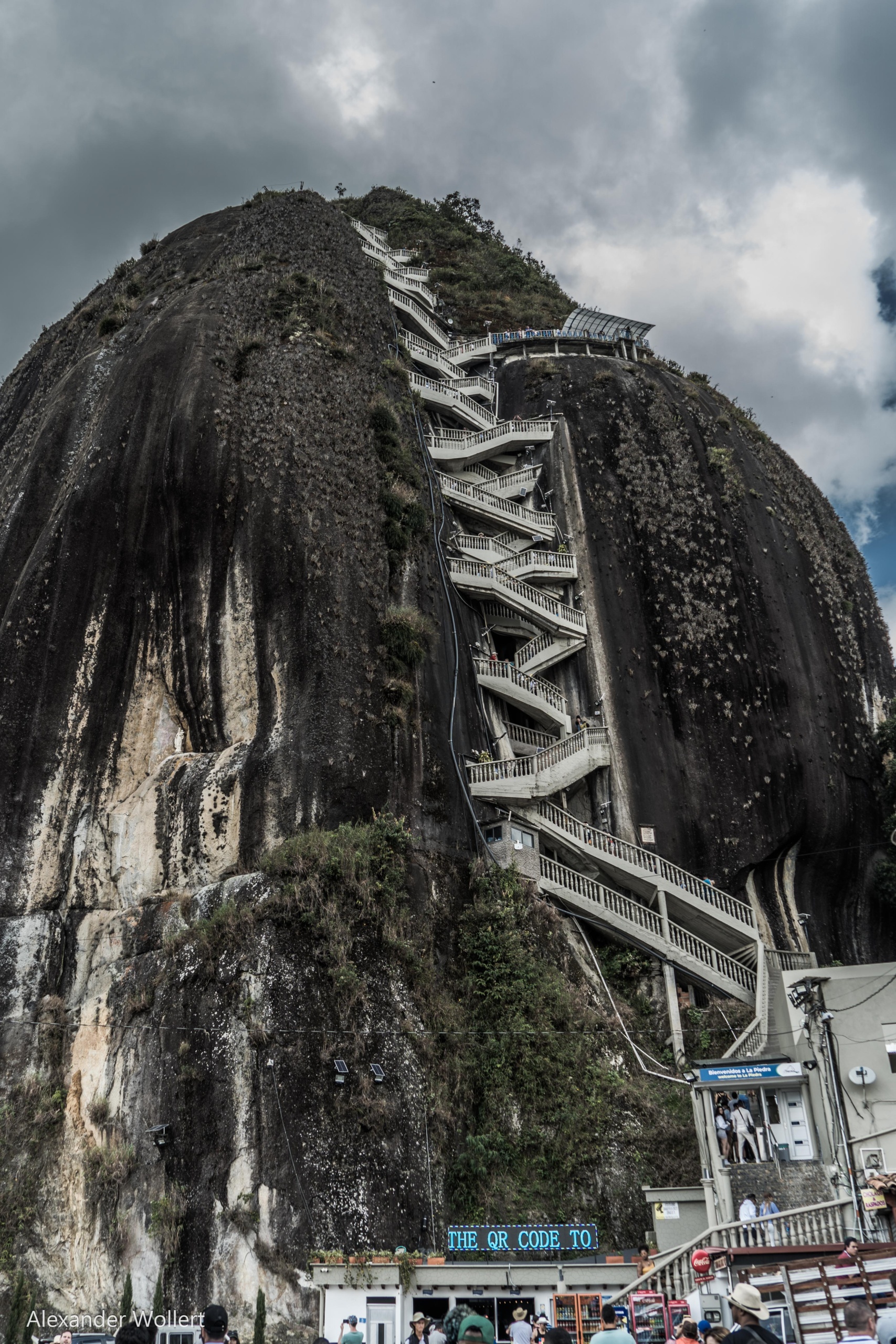 Pelon Rocks 🇨🇴 A Spectacular View: The Beauty of Piedra de Peñol